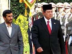 Ahmadinejad Senang Indonesia Abstain Soal Nuklir Iran