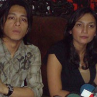 Ariel Gandeng Tangan Sarah Usai Sidang Cerai 
