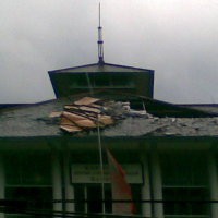 Atap Gedung Ambrol, Dua Kios Rusak