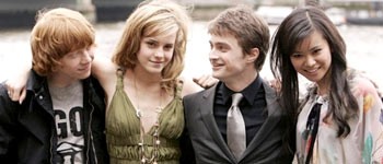 Buku Terakhir Harry Potter Disihir Jadi 2 Film