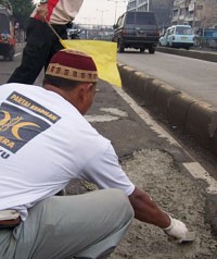 PKS Menambal Jalan Berlubang