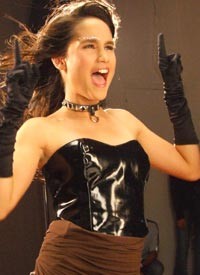 Cinta Laura Bangga Hujan Becek Enggak Ada Ojek Laris