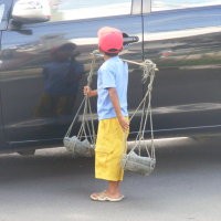 Miras Jadi Penghantar Tidur Bocah Penjaja Cobek