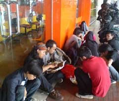 Massa PMII Minta Tiket Pengganti, Ancam Sita Aset AdamAir