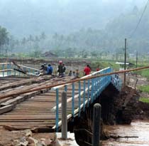 Diterjang Banjir, Jembatan Putus, Tiga Desa di Pacitan Terisolasi