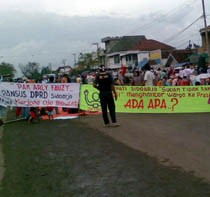 Warga Korban Lumpur Blokir Jalan