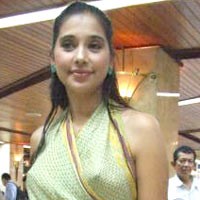 Ayu Azhari Tanpa Bra di Depan Menteri