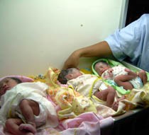 Musrikah Lahirkan Bayi Kembar Tiga 