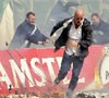 Duel Groningen-Ajax Rusuh, Stadion Dibakar 