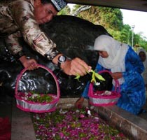 Khofifah Nyekar di Makam Bung Karno