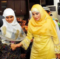 Terpisah di Antara Tanaman