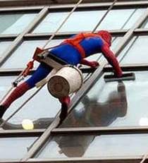 Spiderman Jadi Pembersih Kaca