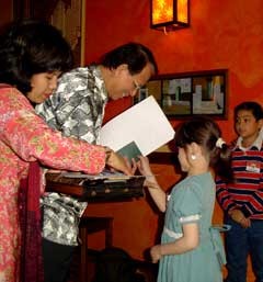 KBRI Roma Serahkan 36 Paspor Anak Kawin Campur