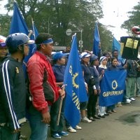 Ribuan Buruh Kembali Datangi Gedung Sate