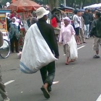 Pemulung Panen di Hari Buruh