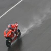 Stoner Kalah Karena Salah Ban