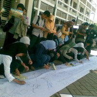 Spanduk Putih Ukuran 10 Meter dari UPI Buat Hadi