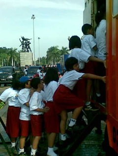 Ikuti Acara Bu Ani di Monas, Siswa SD Ngompol