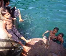Pemburu Uang Logam Didominasi Anak-anak