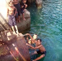 Pemburu Uang Logam di Pelabuhan Ketapang