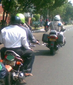 Ngojek ke DPR, Cak Imin Ngantor Pakai Sandal 