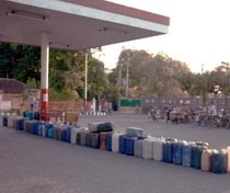 Antrean BBM di Tuban Mengular