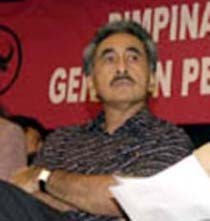 Jenazah Sophan Sophiaan Diterbangkan ke Jakarta Pukul 14.00