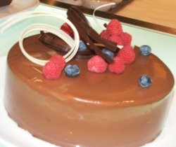 Framboise Chocolate Cake nan Istimewa
