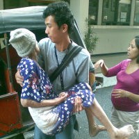 Nenek Jompo Digotong Demi BLT