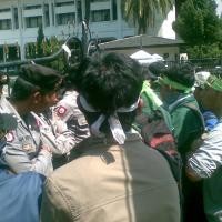 Demonstran Bergelombang Datangi Gedung Sate