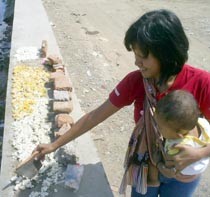 BBM Mahal, Korban Banjir Situbondo Makan Nasi Aking