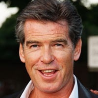 Pierce Brosnan Mesra Meski Istri Tak Molek Lagi
