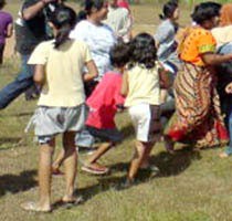 Meski Dilarang  Anak-Anak Tetap Nekat Ikut Berebut Hujan Uang