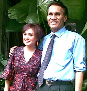 Yuni Shara 36 Tahun, Menangis di Pelukan Suami