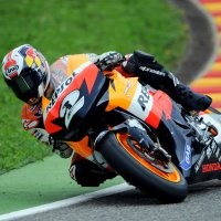 Pedrosa Masih Memimpin