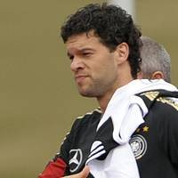 Ballack Tak Terima jadi Sasaran Pedang