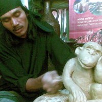 Hikayat Tanah Liat, Monyet dan BBM