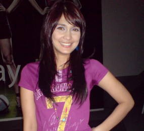 Diminta Nyanyi, Luna Maya Demam Panggung