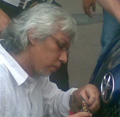 Fadhil Satria Copot Logo DPR, Pistol Masih di Pinggang