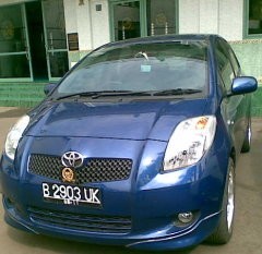 Ada Topi Loreng  di Dalam Mobil Yaris Berlogo DPR 