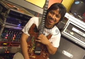 Dewa Budjana Timang Putra Kedua