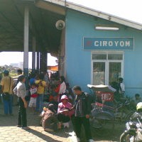 Niat Datangi Undangan Anaknya, Teti Terserempet Kereta