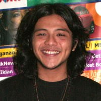 Ramon Y. Tungka Ketagihan Dunia Maya