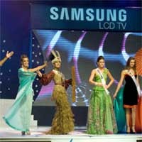 Finalis Miss Universe Beraksi dengan Kostum Nasional