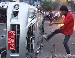 Polisi Tabrak Demonstran Karena Takut Mobil Dirusak