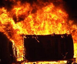 16 Polisi & 2 Wartawan Terluka, 8 Mobil Rusak & 1 Dibakar