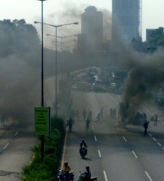 Dilema Pekerja Kantoran Tanggapi Aksi Pemblokiran Jalan