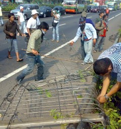 Polisi Lepaskan Tembakan di Depan Unika Atma Jaya