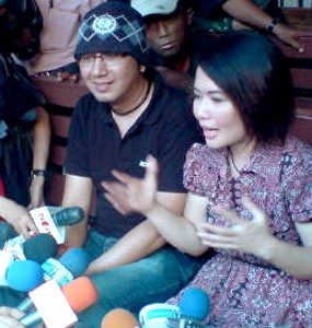 Dea Mirella Pilih Kenang-kenangan Jelang Cerai