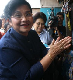 Sikap Beda dengan Jawaban Tertulis, Menkes Diprotes